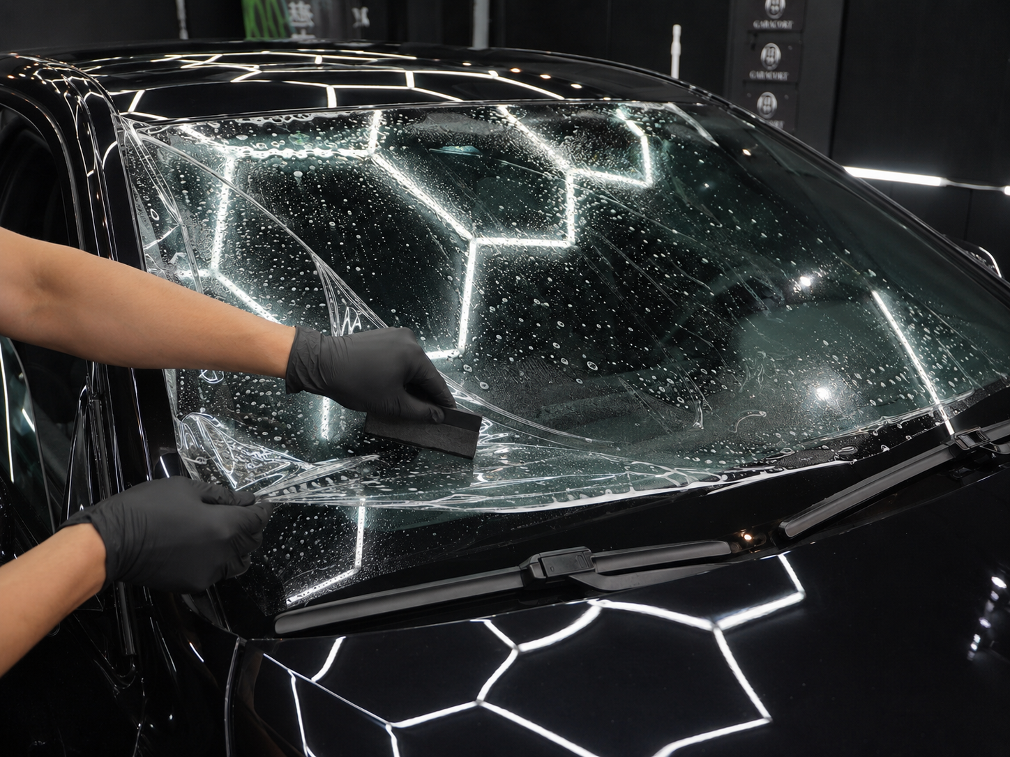 フロントガラスを水垢や傷から守る、プロテクションフィルムの力！
